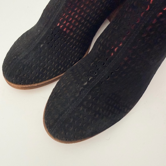 Vince Camuto Boots Women’s 6.5 Ankle Booties Black Leather Perforated Zip Up - Picture 3 of 7